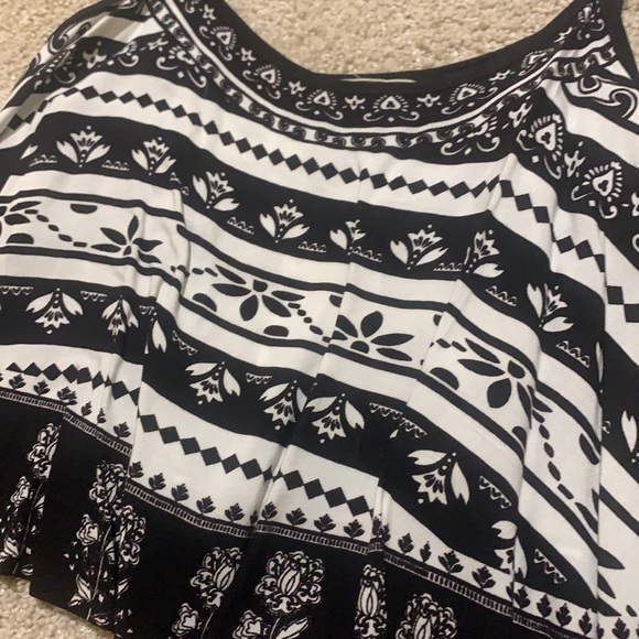 Black & White Patterned Crop Top - Picture 2 of 3